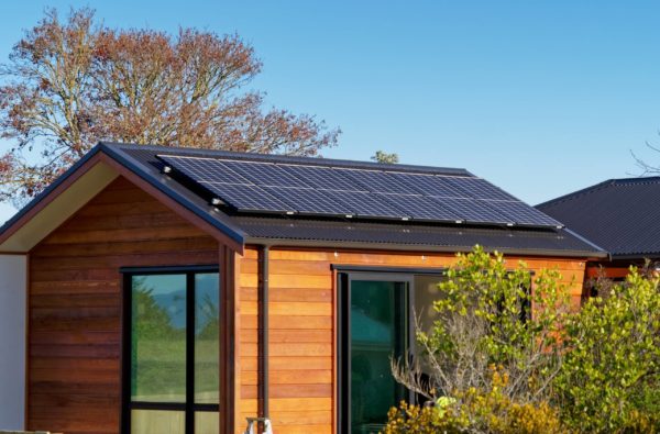 Σπίτι με ηλιακούς συλλέκτες στη στέγη του